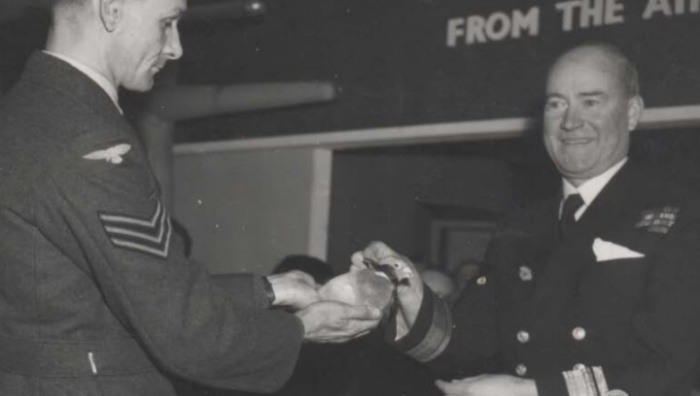 Британскому почтовому голубю Королевских ВВС вручают медаль Марии Дикин / Источник: wwii.space