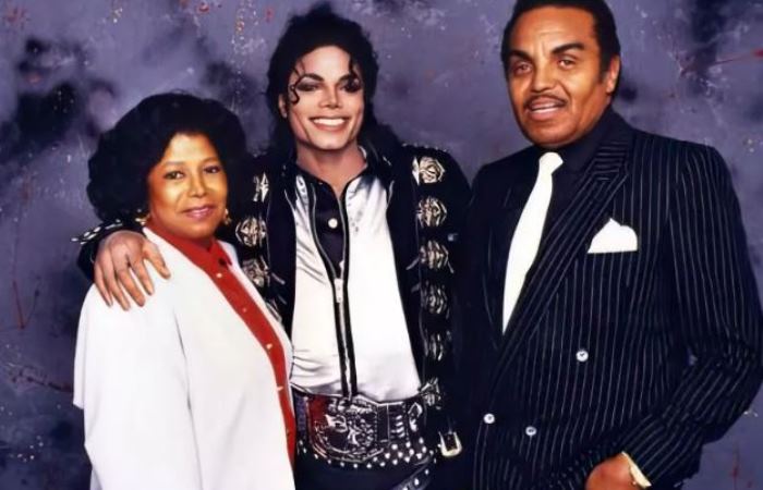 Майкл Джексон с родителями. Фото: uznayvse.ru