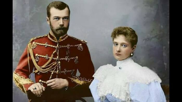 Николай II любил свою Аликс, а русское общество нет. / Фото:vip-potolok.ru 
