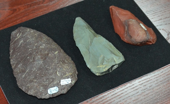 Предметы, найденные на одной из древних стоянок неандертальцев в Восточной Европе. / Источник: twitter.com