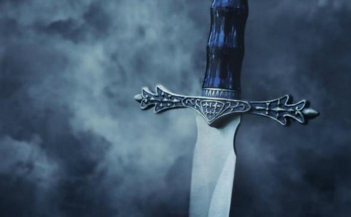 Ночью Агриков меч светился голубым сиянием, и мог рубить все на своем пути. / Фото:medialeaks.ru