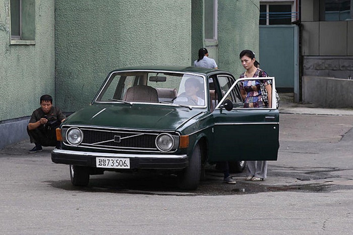 Седаны Volvo 144 до сих пор работают в Пхеньяне в качестве такси / Источник: vzglyad.az