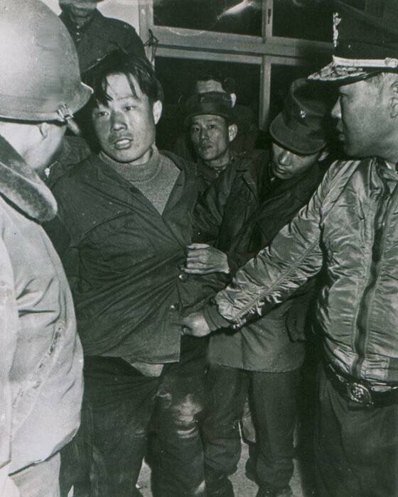 Ким Cин-Джо сдается в плен / Фото: South Korean Military Police