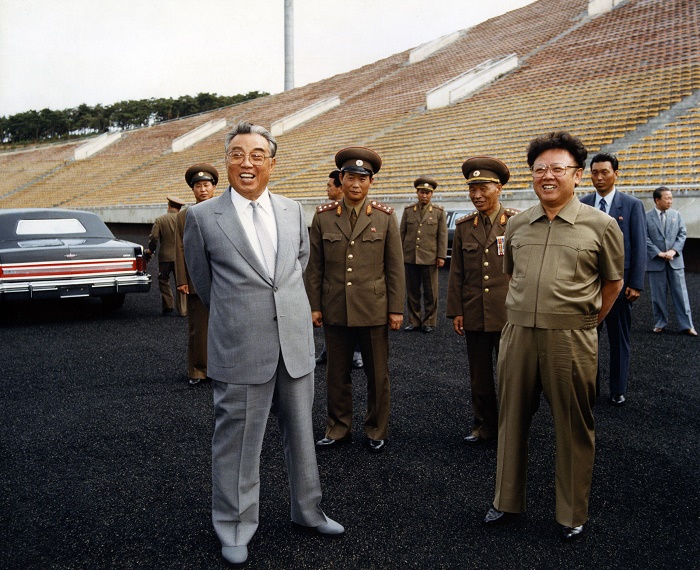 Ким Ир Сен и его сын, Ким Чен Ир на открытии стадиона в Пхеньяне / Источник: crop.kaleva.fi