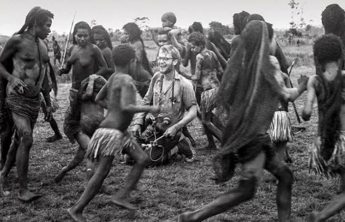 Майкл Рокфеллер среди аборигенов племени асматов. Фото: smapse.livejournal.com