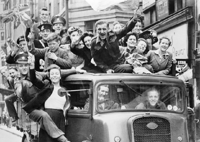Празднование победы над Германией в Лондоне, 8 мая 1945 года / Фото: dw.com