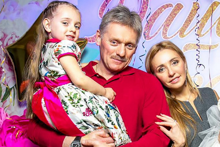 Третьей и пока последней женой Пескову стала фигуристка Татьяна Навка, у них дочь Надежда. / Фото:sport24.ru