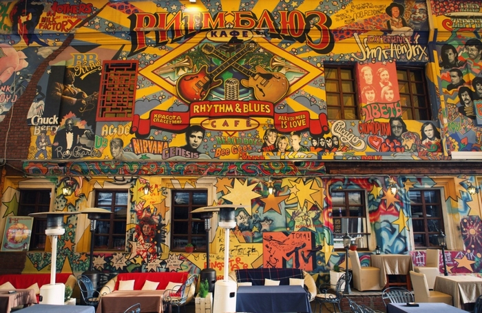 Дизайн музыкального клуба-кафе Rhythm & Blues Cafe выполнен в стиле хард-рок. / Фото:leclick.ru