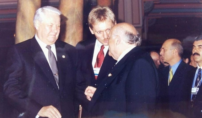 В 1999 году Песков буквально спас переговоры Ельцина в Турции, и его заметили и пригласили работать в администрацию президента. / Фото:www.tadviser.ru