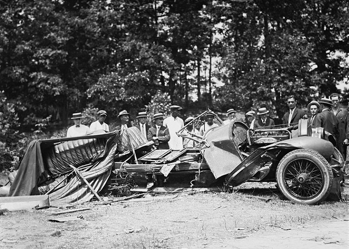 Автомобиль бутлегеров, разбившийся во время преследования полицией, 1929 год. Источник: bbc.com
