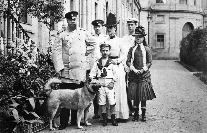 Александр III с семьей и любимой собакой. / Фото: travelask.ru
