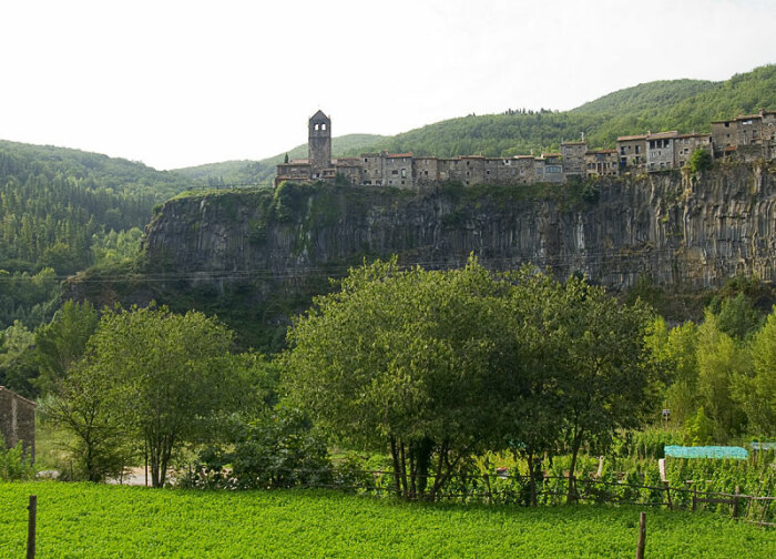 Castellfollit de la Roca /Фото:an.m.wikipedia.org