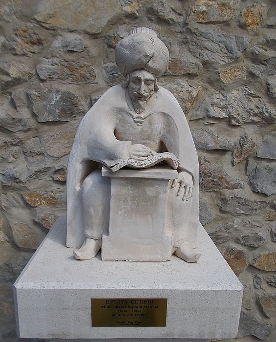 Памятник османскому путешественнику и летописцу Эвлие Челеби. / Фото: wikipedia.org