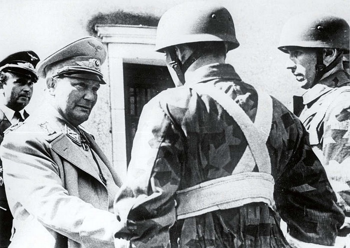 Рехсмаршал авиации Герман Геринг подбадривает десантников «Люфтваффе» / Фото: facebook.com