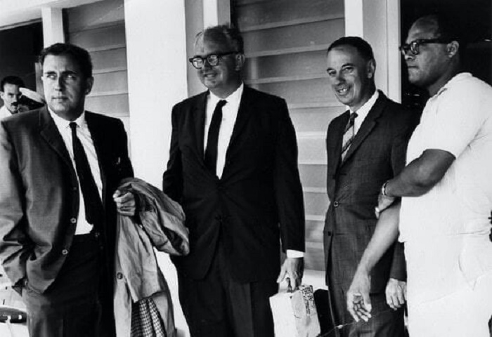 Джеральд Булл (крайний слева) в Институте космических исследований при Университете Макгилла в Канаде, 1964 год. / Источник: WordClerk.