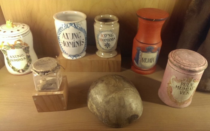 Емкости для порошка из измельченных мумий. Использовались в Европе в XV-XVII вв. / Фото: californiapatrons.org
