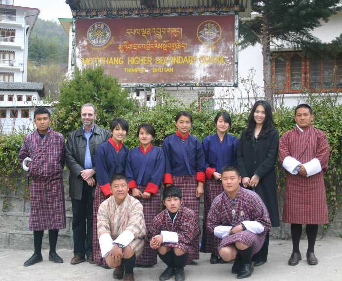 Все школьники Бутана в независимости от возраста обязаны носить форму / Фото: greenacrosstheworld.org