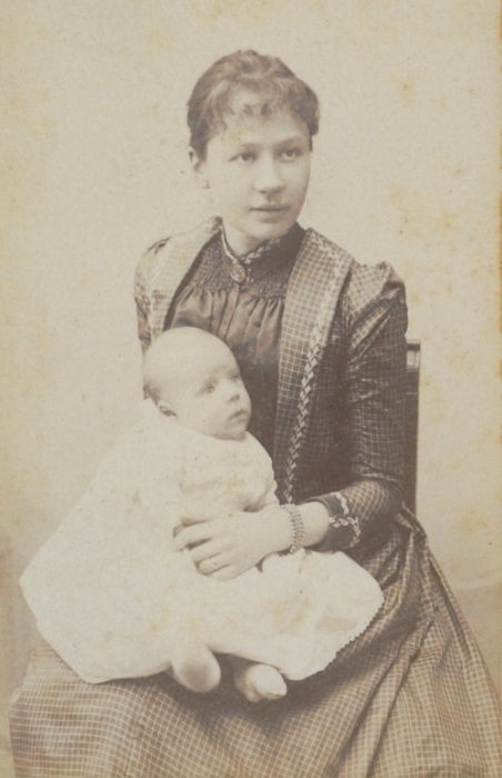 Джоанна Ван Гог-Бонгер с сыном Винсентом Виллемом, 1890 год. / Фото: hmong.ru