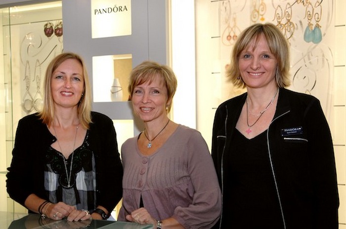 Дизайнеры компании Pandora Лизбет Эно и Лону Франдсену первыми предложили браслет со сменными шармами. / Фото:jewellermagazine.com
