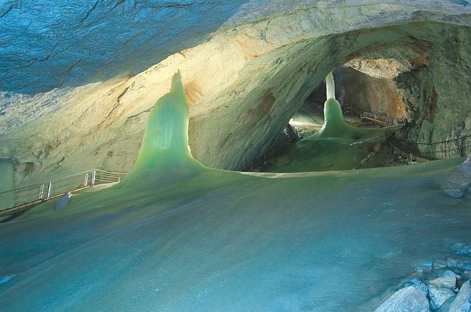 Ледяные туннели пещеры поражают своим великолепием / Фото: traveltheworld.com.ua