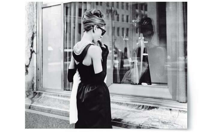 Героиня Одри Хепберн напротив витрины магазина Tiffany & Co (кадр из фильма) / Фото: www.tiffany.ru