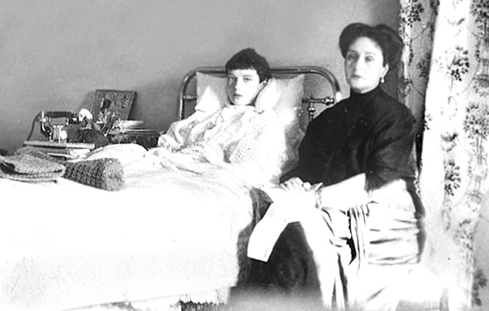 Александра Федоровна верила, что Распутин может спасти ее больного сына. / Фото:mikhael-mark.livejournal.com 