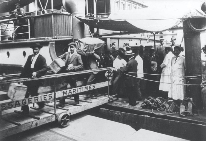 Прибытие корабля с иммигрантами в порт Буэнос-Айреса, начало XX века. Museo Casa Rosada. / Фото: twitter.com