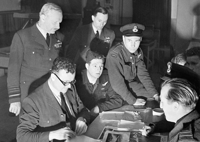 Маршал авиации Артур Харрис участвует в разработке плана бомбардировок Германии, май 1943 года / Фото: alamy.com