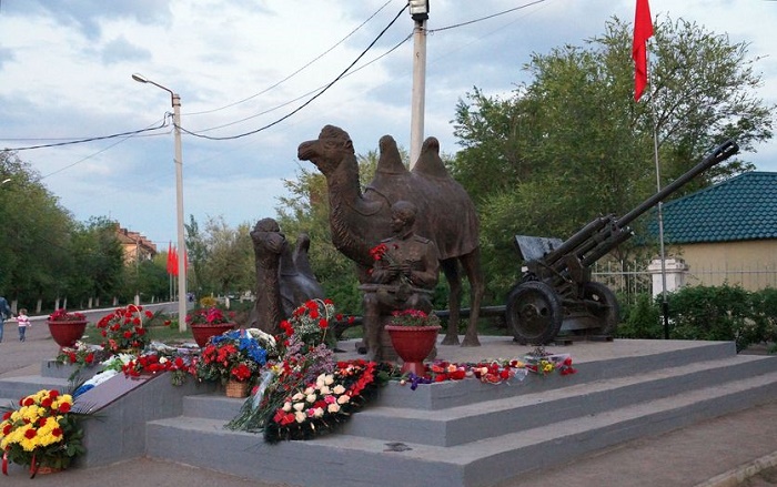 Памятник верблюдам Маше и Мише в Ахтубинске. / Источник: ok.ru