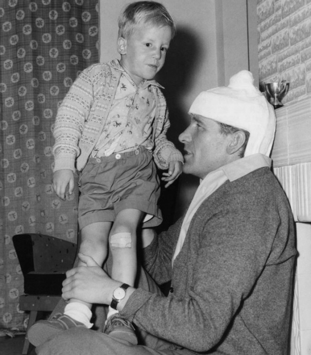 Травмированный Берт Траутманн на «больничном» с сыном, 1956 год / Фото: mancity.com