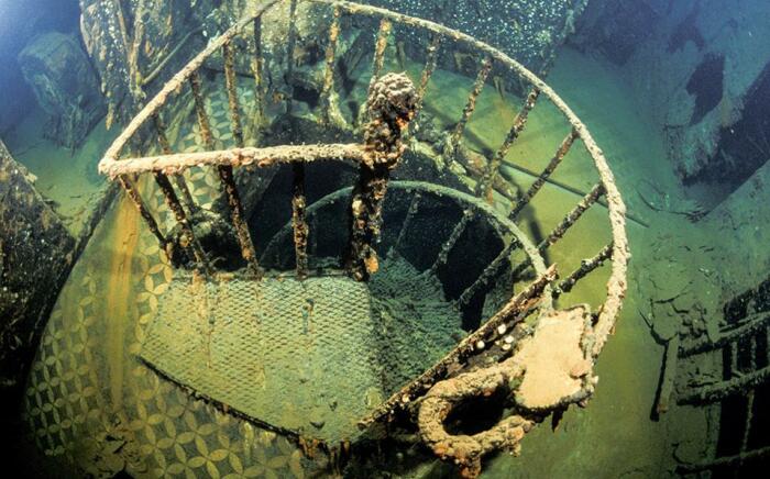 Винтовая лестница после сотни лет под водой / Фото: jets.ru