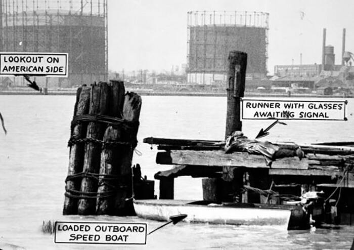 Контрабанда алкоголя через реку Детройт в теплое время года, 1929 год / Источник: was.media.com