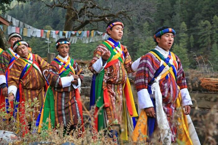Национальные костюмы Бутана яркие и сразу привлекают внимание туристов / Фото: dreamstime.com