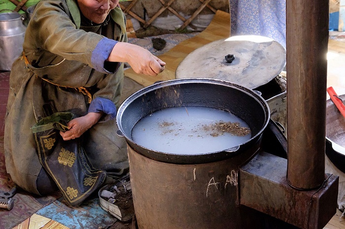Женщина готовит «суттэт-цай» / Фото: russiadiscovery.com
