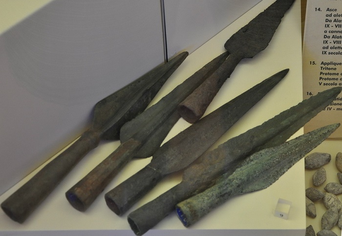 Наконечники копий бронзового века, найденные во время раскопок в Риме / Источник: warspot.ru
