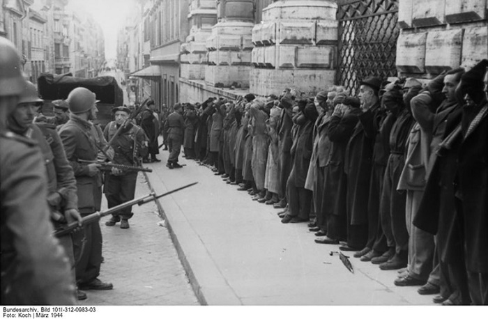 Аресты мирных жителей итальянскими и немецкими солдатами после теракта 23 марта 1944 года в Риме. Bundesarchiv, Bild / Фото: was.media.com
