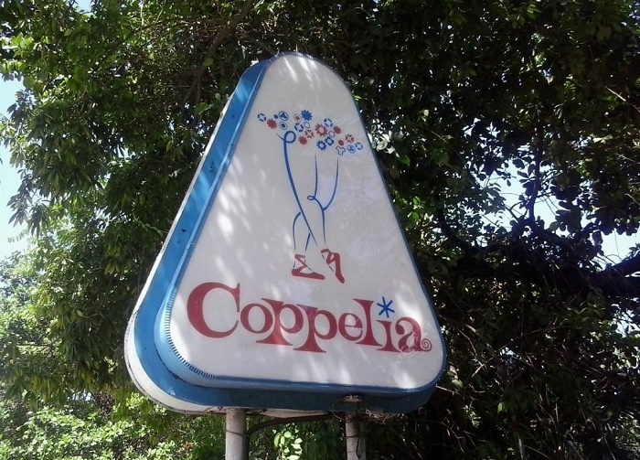 Вывеска кафе-мороженого Coppelia в Гаване / Источник: travelask.ru