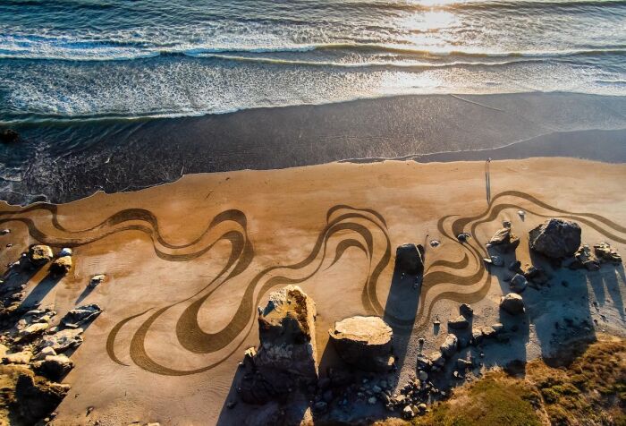 Картины на песке «живут» до первого прилива волны / Фото: photar.ru