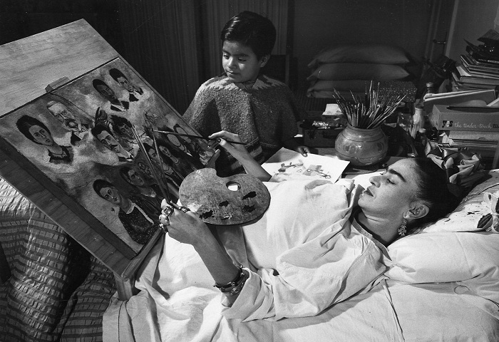 Фрида Кало на своей кровати, 1932 год. / Фото: gr.pinterest.com