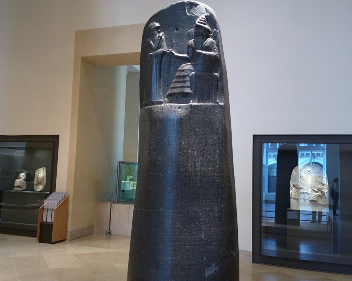 Базальтовый столб с законами царя Хаммурапи. Находится в экспозиции Лувра / Фото: yourwo.com