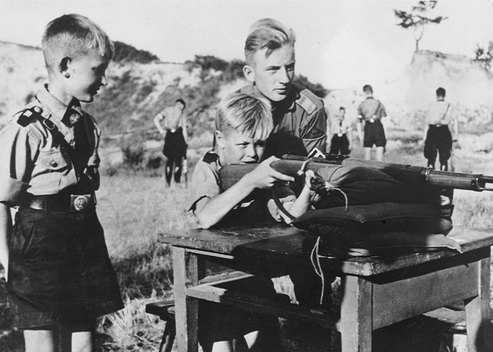 Занятия стрельбой мальчиков из «Гитлерюгенд», 1934 год / Фото: time.com