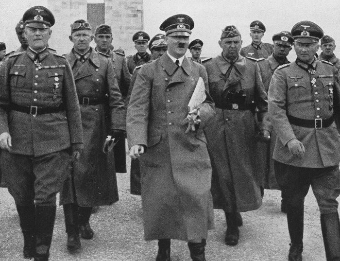 После инцидента с поцелуем большинство телохранителей Гитлера понизили в званиях, а некоторых уволили. / Источник: pinterest.com