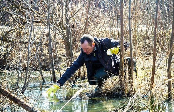 Ученые изучают воду Нижнего Голубого озера / Источник: crimeafilm.ru 