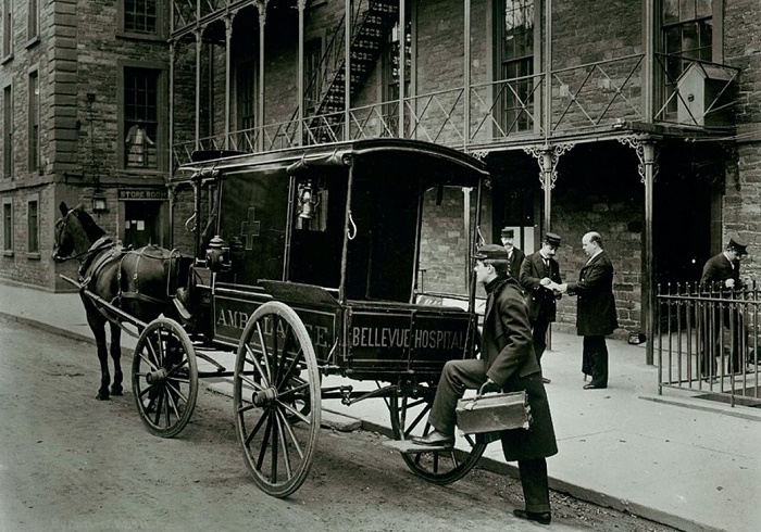 Конная повозка скорой помощи возле больницы Белвю в Нью-Йорке, 1895 год. Фото Museum of the City of New York / Источник: was.media.com