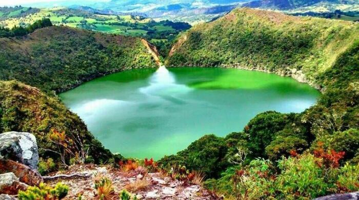 Легендарное озеро Гуатавита в Колумбии. / Фото: hasta-pronto.ru
