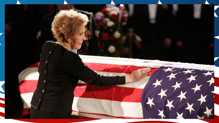 Нэнси Рейган на похоронах своего мужа. 