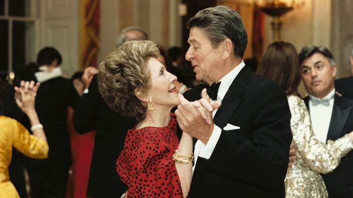 Экс-президент Рональд Рейган и его жена. / Фото:  ktla.com