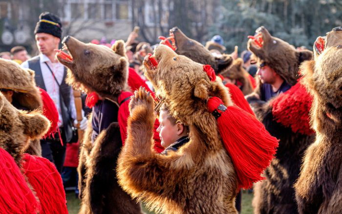Медвежьи танцы в Румынии, которые должны отогнать злых духов / Фото: www.abcfact.ru