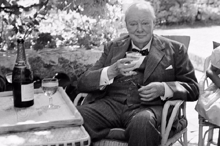 Уинстон Черчилль ежедневно выпивал 2 бутылки шампанского / Фото: thedrinksbusiness.com