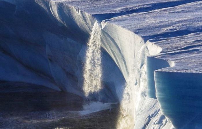 Сход воды с тающего ледника на острове Чампа. Фото: stoneforest.ru